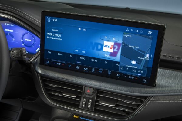 Das neue Ford SYNC 4-Konnektivitätssystem feierte im batterie-elektrischen Ford Mustang Mach-E seine Europa-Premiere. Im neuen Ford Focus gehören zum Ford SYNC 4-Konnektivitätssystem das Ford Navigationssystem mit AppLink, 13,2-Zoll-Touchscreen (Bildschirmdiagonale: 33 Zentimeter) und Radioteil mit DAB/DAB+ (Digital Audio Broadcasting). Es setzt auf die Vorteile einer Cloud-basierten Navigation und einer vernetzten Sprachsteuerung, die normal gesprochene Befehle versteht. Neu ist der jetzt 13,2 Zoll (statt vormals acht Zoll) große Touchscreen im Querformat oberhalb der Mittelkonsole. Das Ford SYNC 4-System zeichnet sich durch eine intuitiv bedienbare Menüstruktur sowie eine Vielzahl fortschrittlicher Funktionen aus.